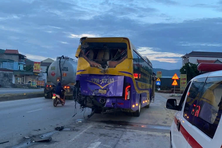 Xe khách biển Nghệ An hư hỏng phần đuôi sau tai nạn. Ảnh: Đ.C