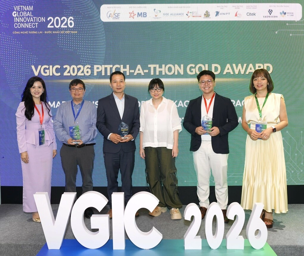 Đại diện ba đội được giải cao nhất nhận giải thưởng Pitch-a-Thon, sáng 30/7. Ảnh: An Phương