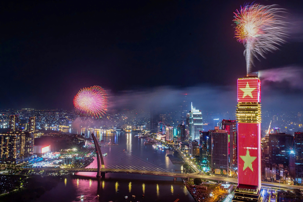 Tòa nhà Saigon Marina IFC và một góc khu vực trung tâm rực rỡ pháo hoa. Ảnh: HDBank