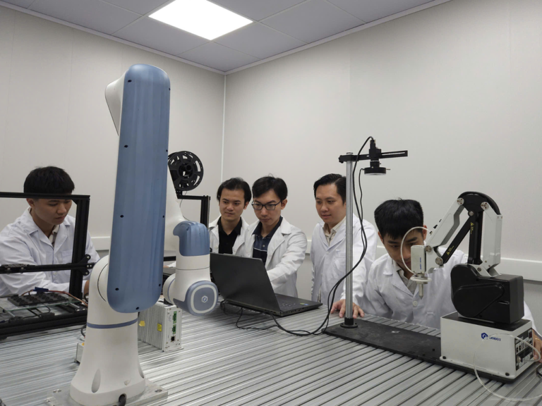 Nhà khoa học Việt phát triển phòng thí nghiệm tự tổng hợp vật liệu