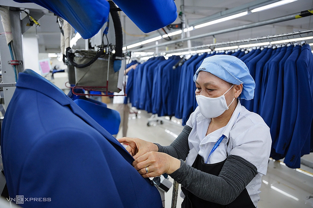 Công nhân dệt may trong ca làm việc. Ảnh: Nguyễn Đông