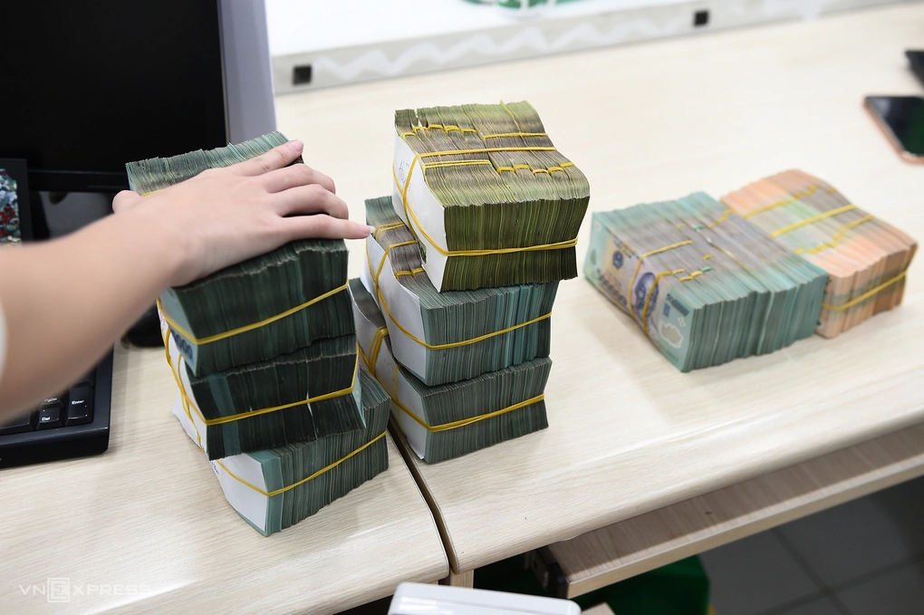 Giao dịch tại một ngân hàng thương mại. Ảnh: Thanh Tùng