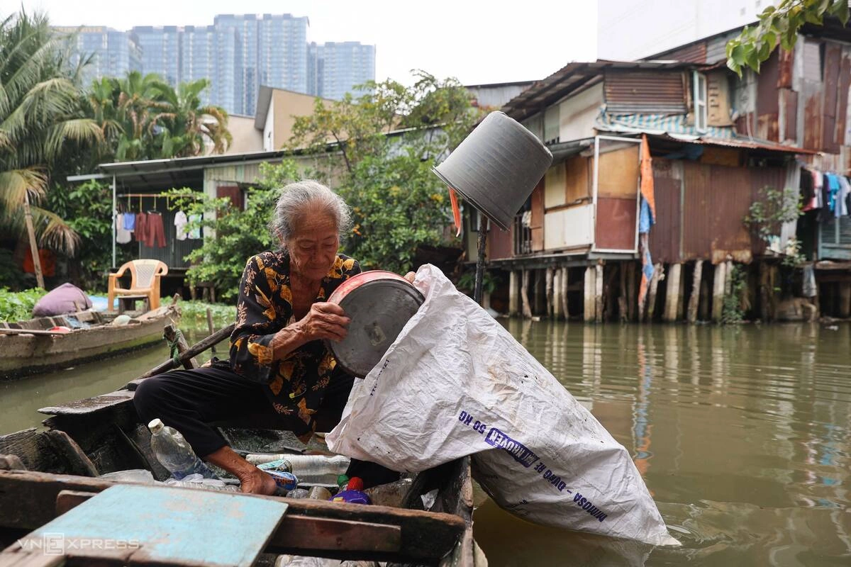 Bà Nguyễn Thị Nhời, 78 tuổi, sống một mình hơn 25 năm trong căn nhà tạm ven rạch, mưu sinh bằng nghề chèo thuyền nhặt ve chai. Khi căn nhà thuộc diện giải tỏa, bà chưa biết sẽ chuyển đến đâu và làm gì để kiếm sống. "Tôi chỉ mong có chính sách hỗ trợ hợp lý để người dân ổn định cuộc sống sau khi di dời", bà nói.