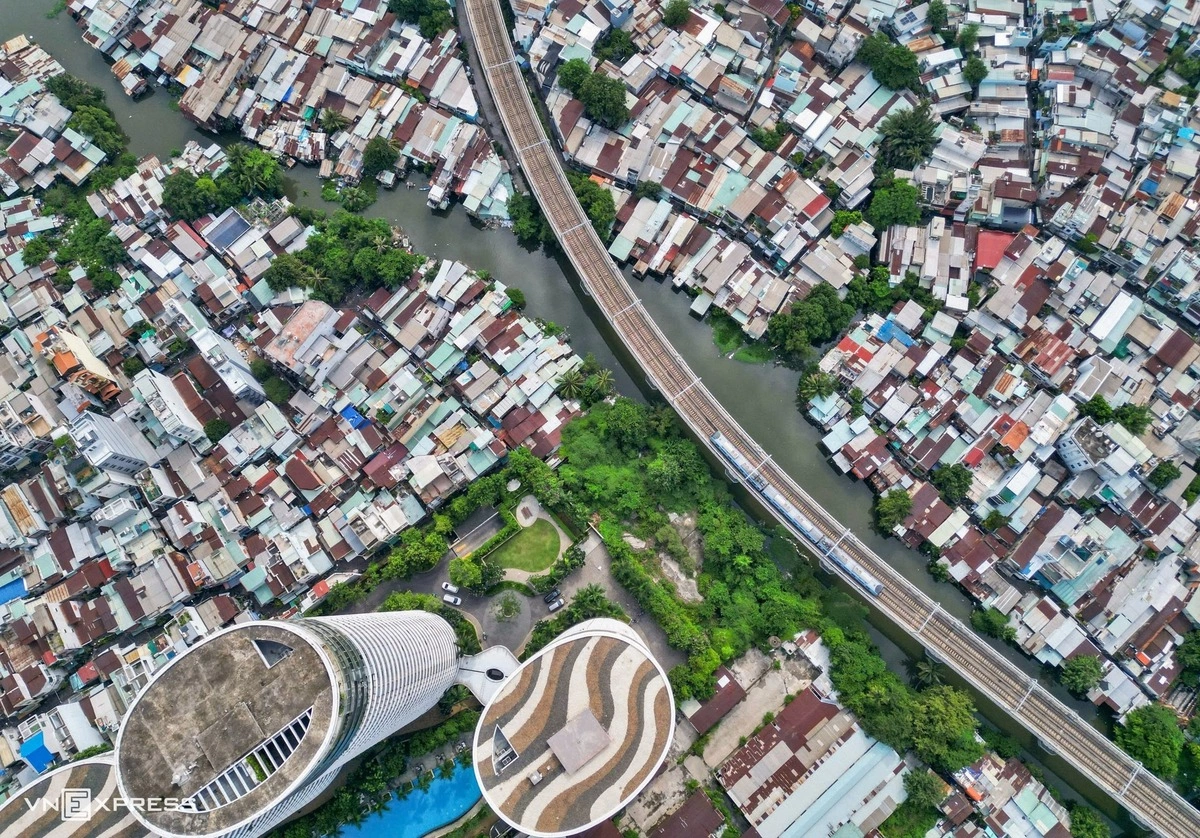 Tuyến metro số 1 (Bến Thành - Suối Tiên) chạy trên cao qua rạch Văn Thánh. Hai bên bờ là khu dân cư đông đúc với nhà cửa san sát.