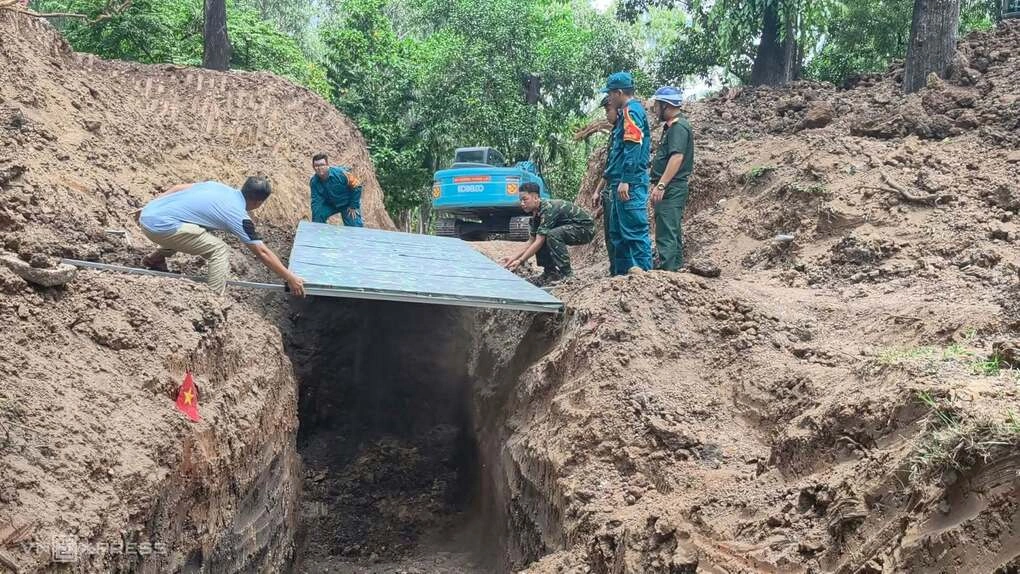 Quân đội che chắn tạm thời hố mới phát hiện tránh mưa ngập, trưa 24/7. Ảnh: Đình Văn