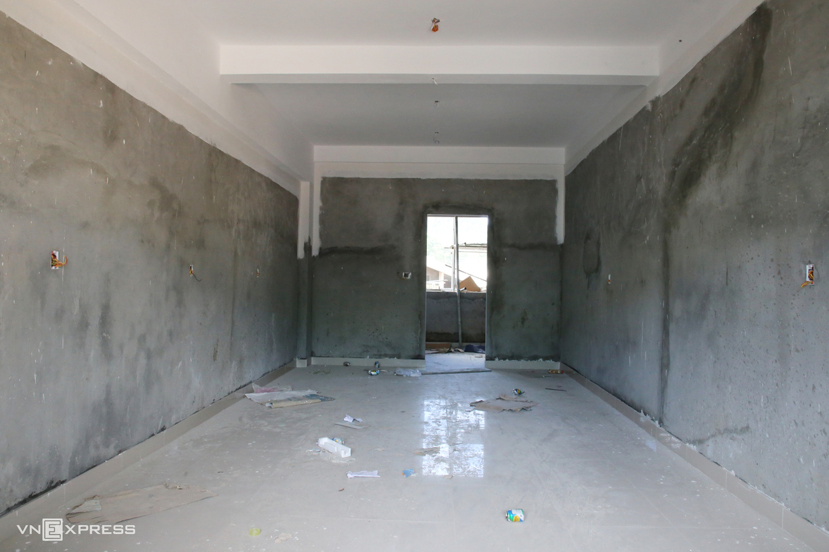 Mỗi phòng nội trú rộng hơn 30 m2, bố trí chỗ ở cho 8 học sinh. Phía sau là khu vệ sinh, phòng tắm và nơi phơi quần áo rộng hơn 20 m2, đáp ứng nhu cầu sinh hoạt của học sinh bán trú, nội trú.