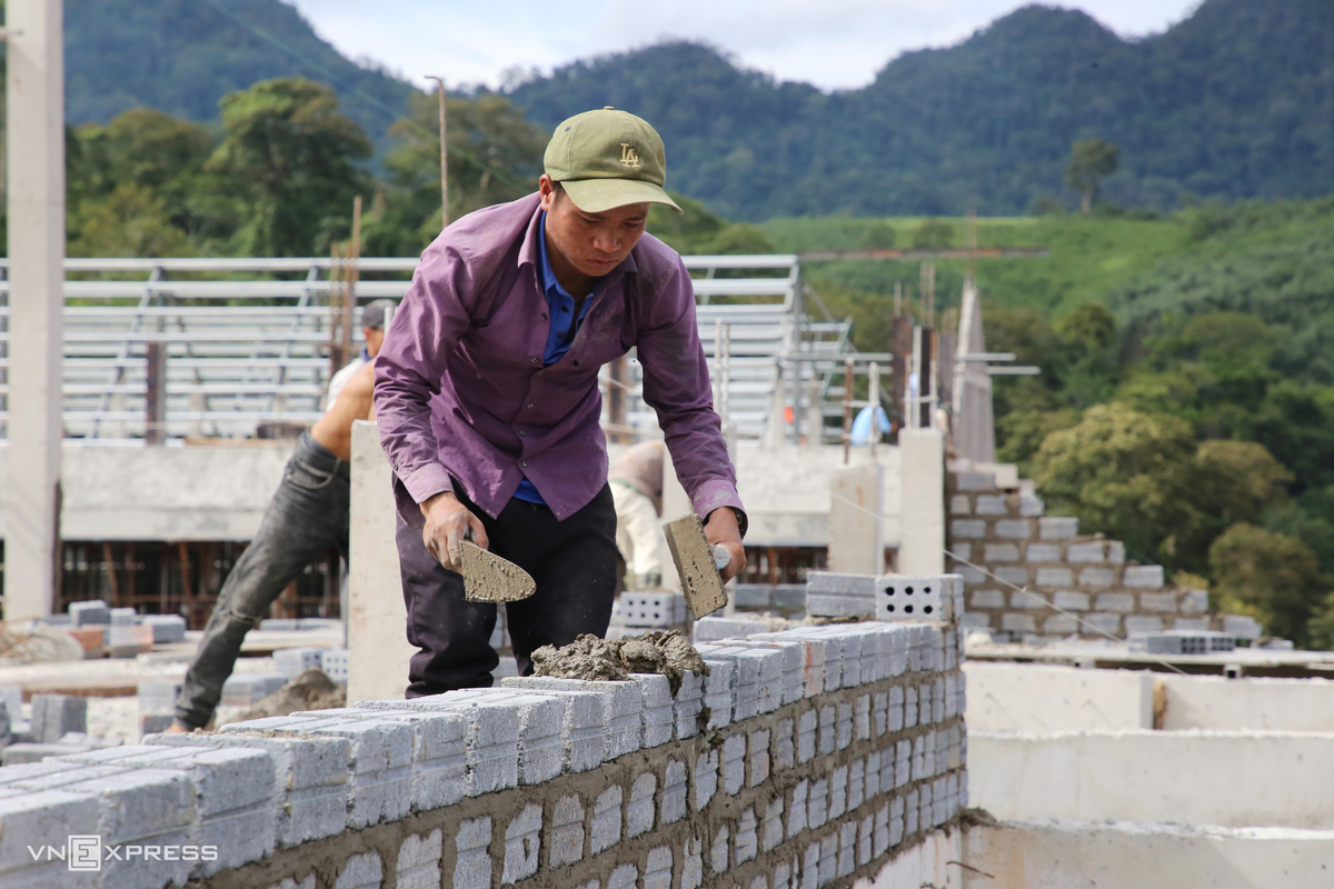 Công nhân xây tường để lợp mái dãy nhà hiệu bộ. Công trường hiện có 280 công nhân làm việc.