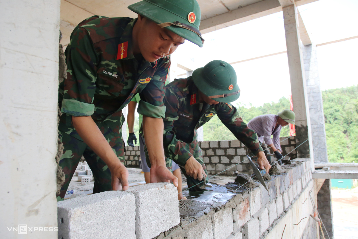 Những chiến sĩ có kinh nghiệm trực tiếp cùng thợ xây dựng tường, trát và hoàn thiện các hạng mục. Trung tá Hoàng Xuân Hải, Chính ủy Trung đoàn Bộ binh 996, cho biết đơn vị xác định đây là nhiệm vụ đặc biệt ý nghĩa nên cán bộ, chiến sĩ luôn nỗ lực làm việc, sẵn sàng tăng cường thêm lực lượng khi nhà thầu cần.