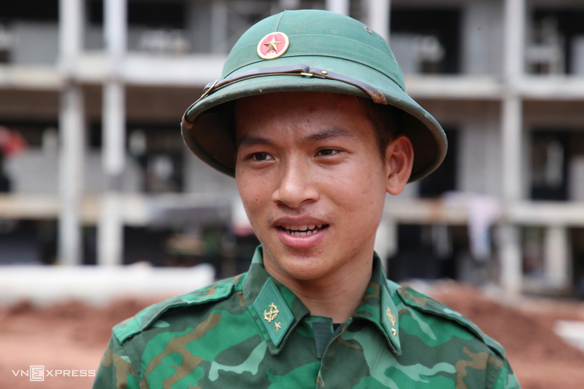 Chiến sĩ Dương Tuấn Anh, Đồn Biên phòng Cồn Roàng, cho biết mỗi ngày đơn vị có mặt tại công trường từ 6h30, làm việc đến 10h30, nghỉ trưa rồi tiếp tục từ 13h10 đến 17h. "Được góp sức xây trường cho học sinh vùng biên là niềm vui và cũng là trách nhiệm của người lính", anh chia sẻ. Ông Nguyễn Hữu Đẳng, chỉ huy dự án, đánh giá sự hỗ trợ của bộ đội đã giải quyết phần nào tình trạng thiếu nhân lực trong giai đoạn nước rút, giúp công trình đẩy nhanh tiến độ.