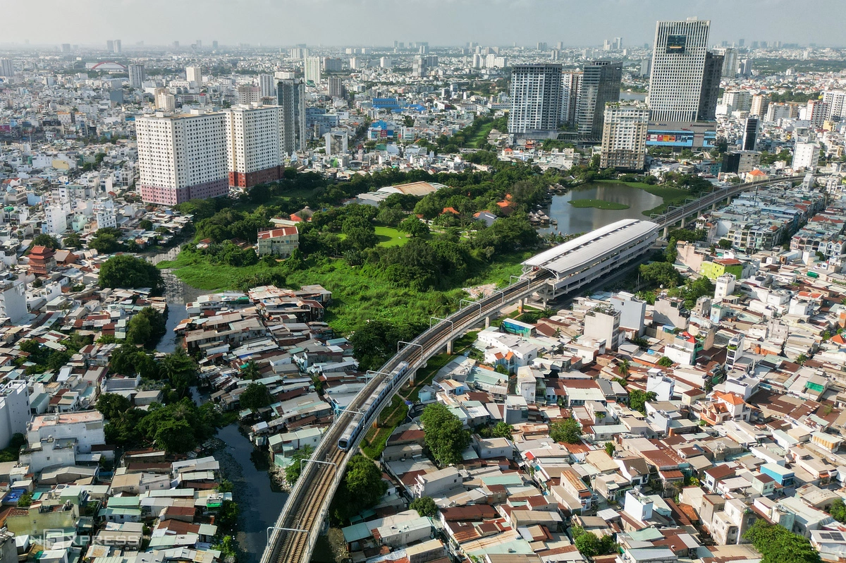Ven rạch là công viên Văn Thánh, một trong số ít mảng xanh của khu vực. Sau khi dự án hoàn thành, không gian hai bờ sẽ kết nối với công viên, góp phần mở rộng nơi sinh hoạt công cộng và tạo tiền đề liên kết các tuyến đường thủy của TP HCM. Theo kế hoạch, khoảng 4,2 ha đất dọc tuyến được dành để xây công viên, mảng xanh và hạ tầng kỹ thuật.