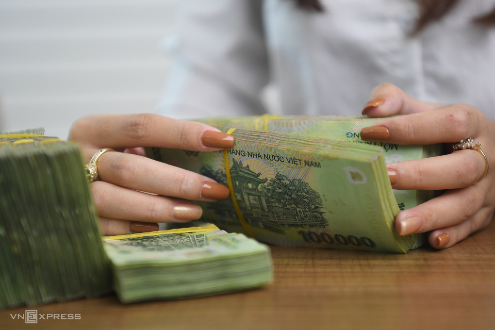 Giao dịch tiền mặt tại một ngân hàng. Ảnh: Giang Huy