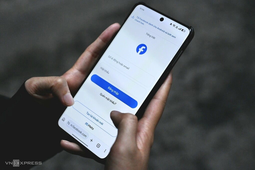 Một người đang đăng nhập vào tài khoản mạng xã hội Facebook. Ảnh: Trọng Đạt