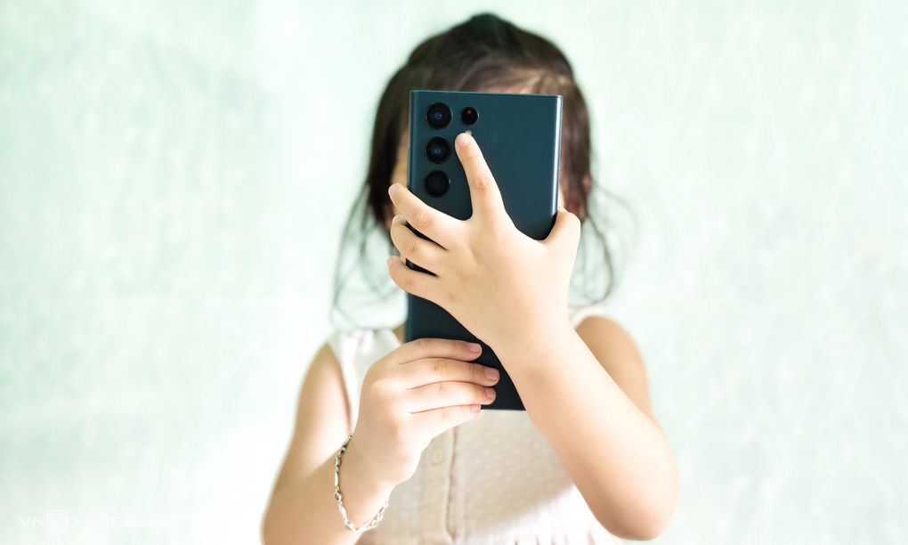 Một trẻ đang sử dụng smartphone. Ảnh: Bảo Lâm