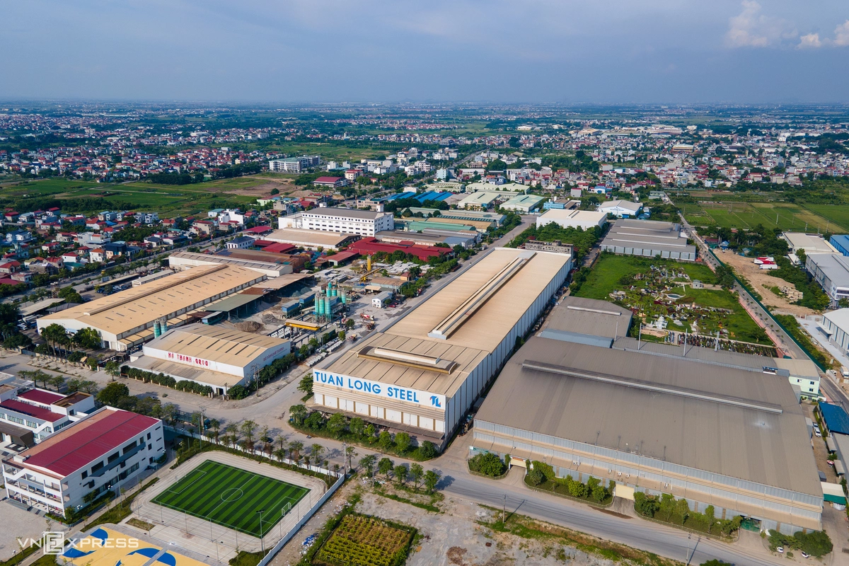 Sau khi thành lập, Phúc Thịnh trở thành một trong những địa bàn phát triển năng động ở phía bắc Hà Nội với 1.597 doanh nghiệp và hơn 2.200 hộ kinh doanh đang hoạt động. Quá trình đô thị hóa thúc đẩy cơ cấu kinh tế chuyển dịch theo hướng giảm tỷ trọng nông nghiệp, tăng công nghiệp, xây dựng và thương mại - dịch vụ. Địa phương có hai cụm công nghiệp Nguyên Khê và Đông Anh rộng khoảng 96 ha, quy tụ nhiều doanh nghiệp cơ khí, vật liệu xây dựng và công nghiệp hỗ trợ, tạo việc làm ổn định cho lao động trong và ngoài địa phương.