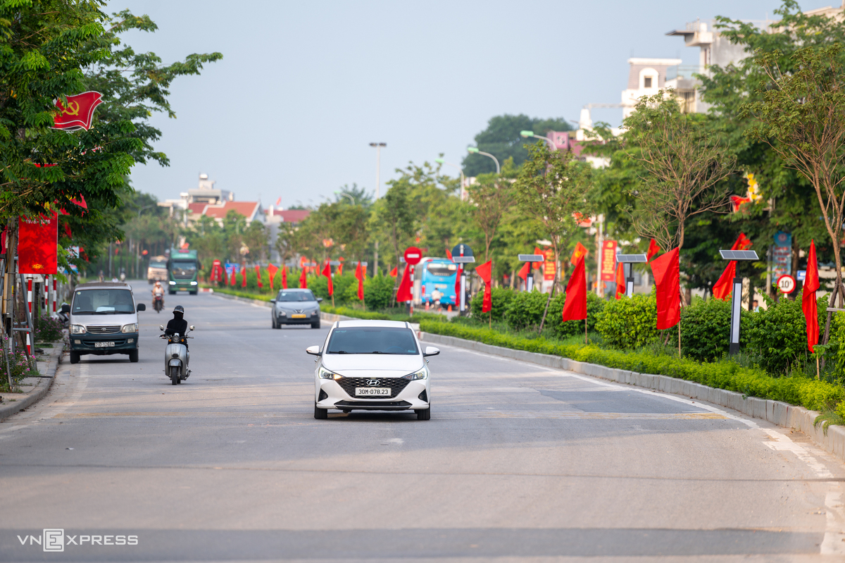 Tuyến Lê Hữu Tựu kết nối Quốc lộ 3 với cao tốc Nhật Tân - Nội Bài được đầu tư đồng bộ, lắp đặt hệ thống chiếu sáng sử dụng năng lượng mặt trời và hoàn thiện hạ tầng giao thông. Đây là một trong những trục đường sầm uất của xã Phúc Thịnh, tập trung nhiều trường học, trung tâm hành chính và cụm công nghiệp Nguyên Khê.