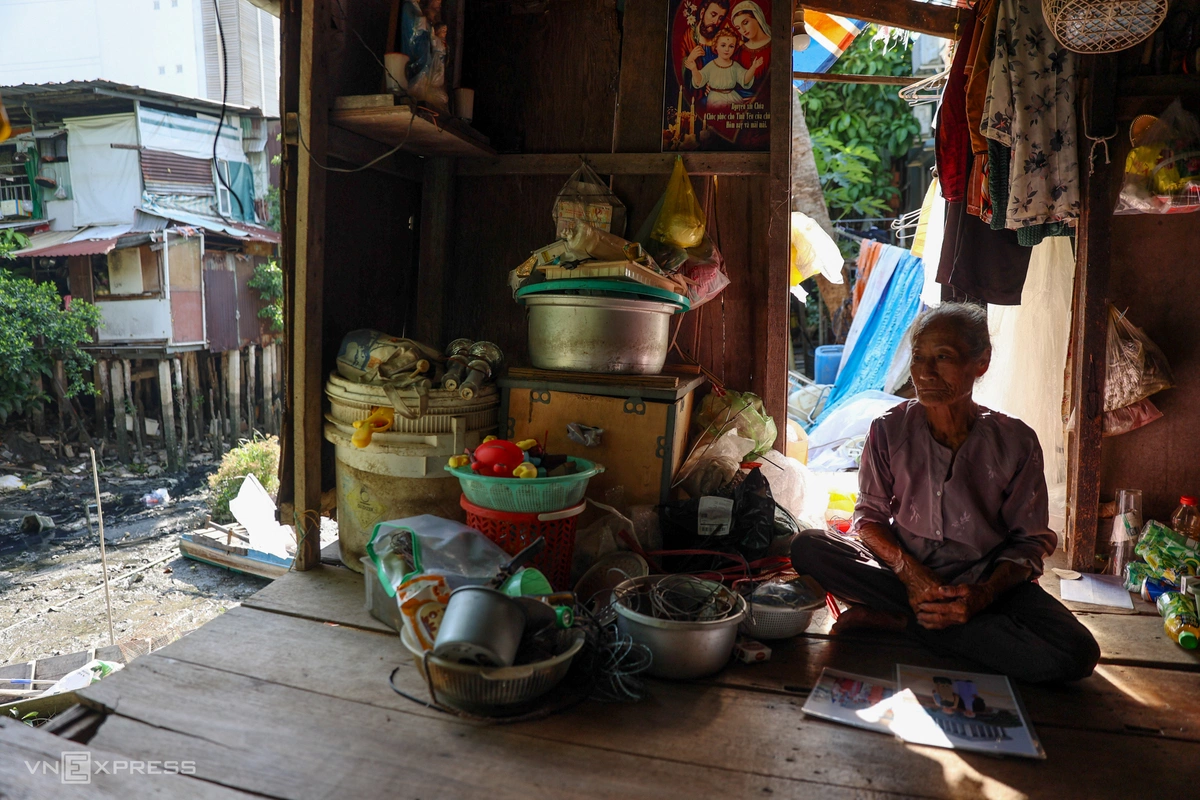 Bà Nguyễn Thị Nhời, 78 tuổi, sống một mình hơn 25 năm trong căn nhà tạm ven rạch, mưu sinh bằng nghề chèo thuyền nhặt ve chai. Khi căn nhà thuộc diện giải tỏa, bà chưa biết sẽ chuyển đến đâu và làm gì để kiếm sống. "Tôi chỉ mong có chính sách hỗ trợ hợp lý để người dân ổn định cuộc sống sau khi di dời", bà nói.