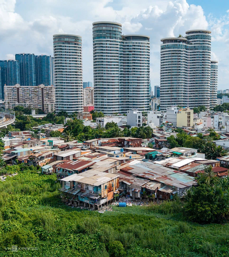 Hai bên rạch chủ yếu là những dãy nhà tạm bợ, nhiều căn cơi nới, lấn ra mặt nước để tăng diện tích sinh hoạt, tương phản với các cao ốc xung quanh. Dự án sẽ nạo vét lòng rạch sâu 3 m, mở rộng bề ngang lên 25-80 m; xây kè bê tông, hoàn thiện hệ thống thoát nước mưa, nước thải và chỉnh trang cảnh quan.