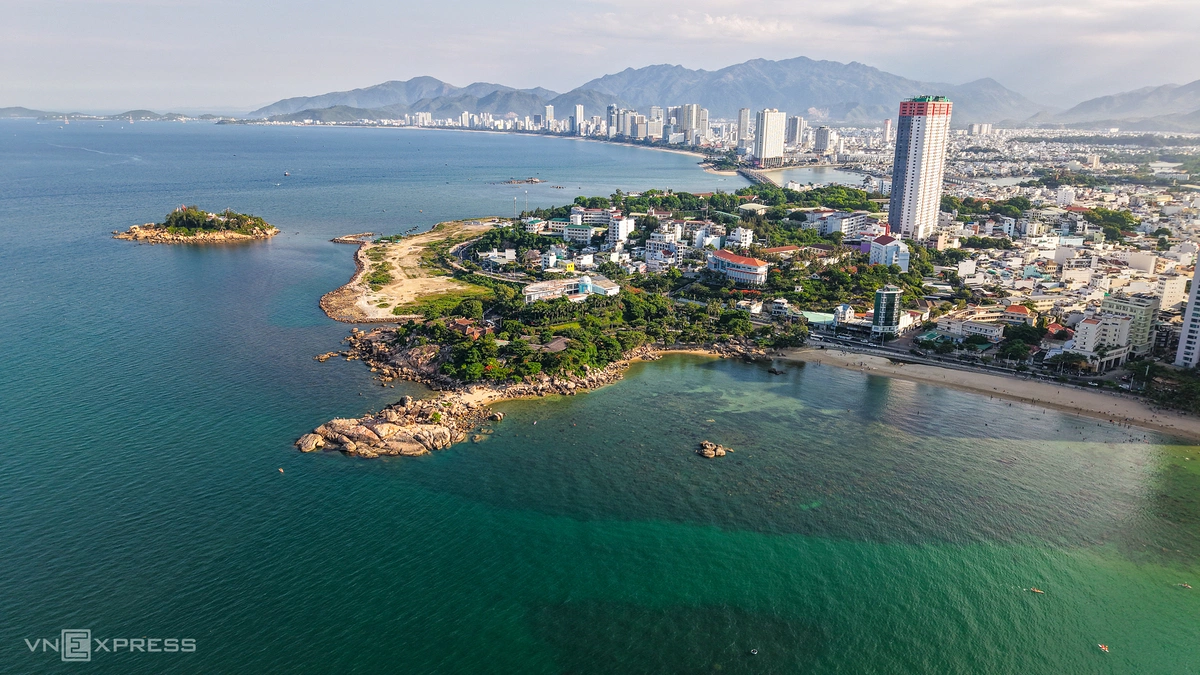 Một góc vùng biển Hòn Chồng nhìn về trung tâm Nha Trang. Từ tháng 5 đến tháng 8, Ban Quản lý vịnh Nha Trang khoanh vùng bảo vệ tạm thời, hạn chế các hoạt động tại rạn san hô Hòn Chồng khi thủy triều xuống thấp; đồng thời lắp biển cảnh báo và tăng cường tuần tra. Tuy nhiên, lượng khách đông trong mùa hè, trong khi lực lượng quản lý mỏng, khiến việc kiểm soát còn khó khăn.