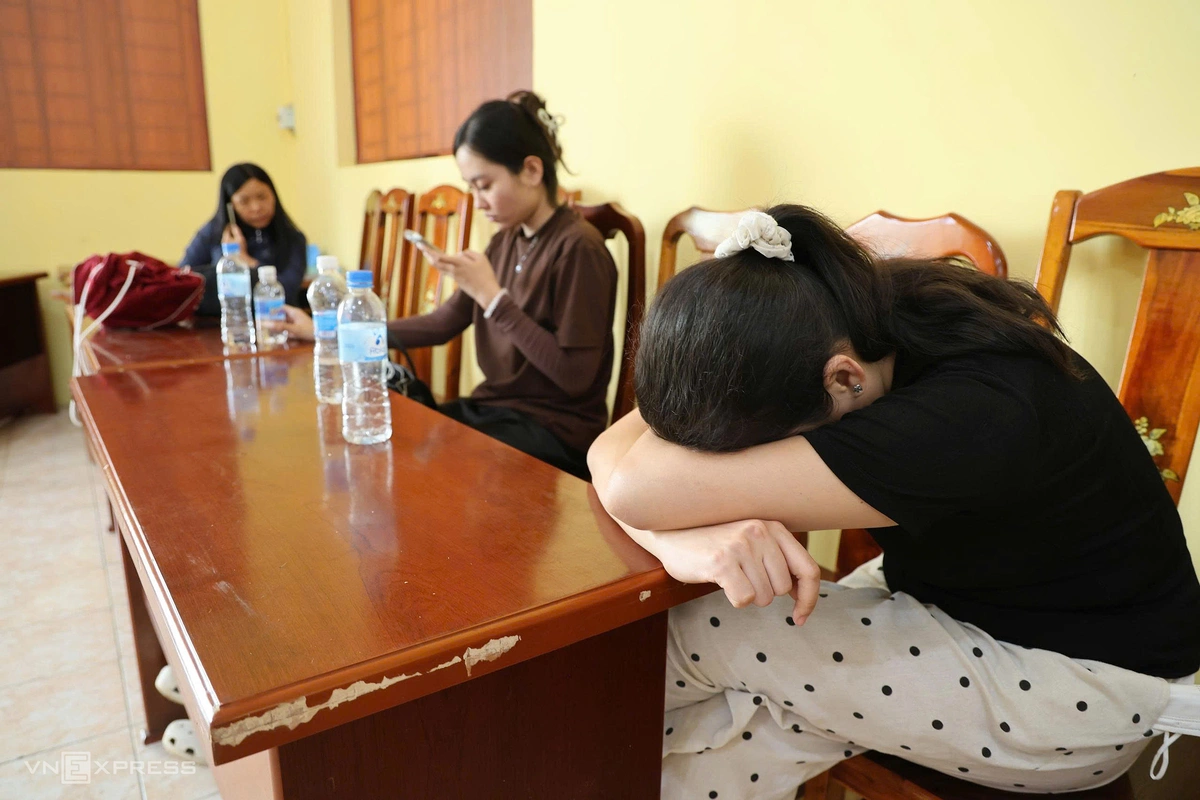 Vụ cháy xe khách còn làm 5 người bị thương, được đưa đến Bệnh viện Đa khoa Thống Nhất điều trị. Những người thoát nạn còn lại được bố trí nghỉ ngơi tại trụ sở Công an xã Hưng Thịnh và cung cấp lời khai phục vụ điều tra.