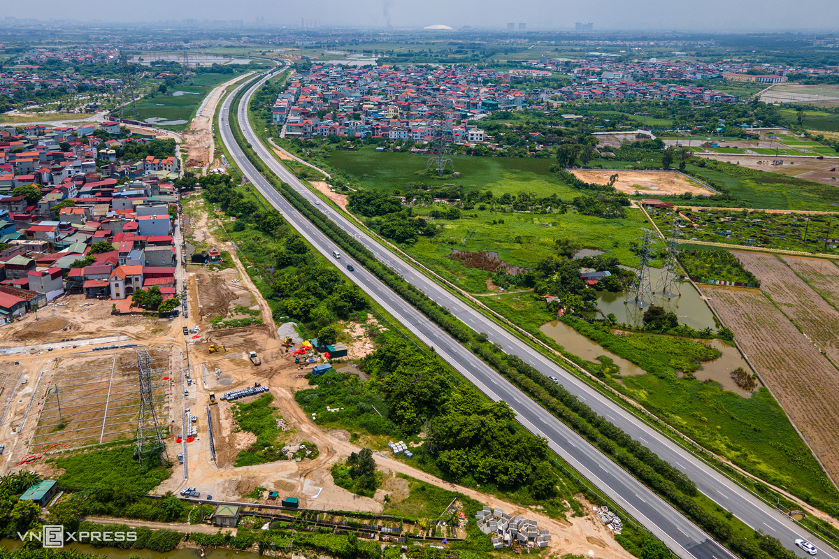 Thư Lâm được thành lập trên cơ sở sáp nhập nhiều xã và một phần thị trấn Đông Anh cũ, có diện tích 43,84 km2 với hơn 102.000 dân. Nằm ở đông bắc Hà Nội, địa phương có lợi thế kết nối nhờ cao tốc Hà Nội - Thái Nguyên, quốc lộ 3, tỉnh lộ 179 và tuyến Vành đai 3 mở rộng, giữ vai trò cửa ngõ giữa Thủ đô với Bắc Ninh và các tỉnh phía Bắc.