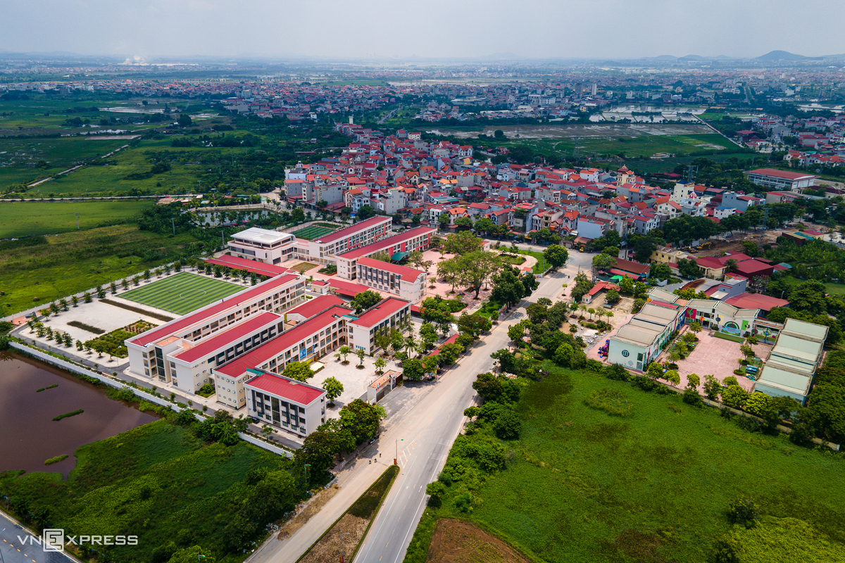 So với Phúc Thịnh, khả năng kết nối của Thư Lâm hiện chưa nổi bật do xa các trục hướng tâm vào nội đô và sân bay Nội Bài. Tuy nhiên, lợi thế này được kỳ vọng cải thiện khi cầu Tứ Liên cùng các tuyến đường kết nối hoàn thành, rút ngắn thời gian di chuyển tới trung tâm Hà Nội và khu vực phía nam sông Hồng.