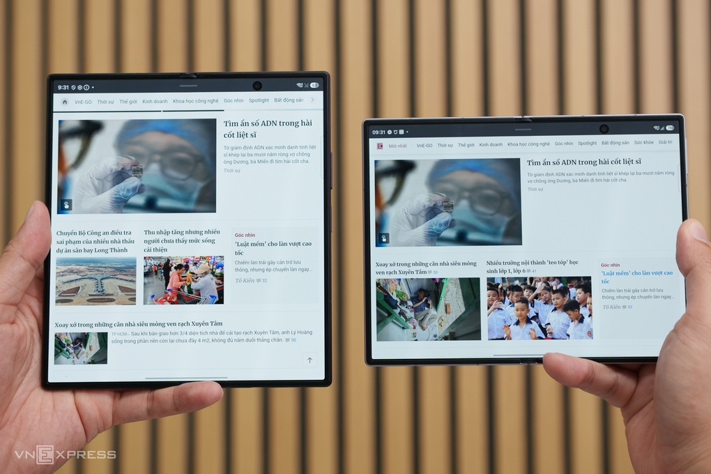 Z Fold8 Ultra (bên trái) khi mở có kích thước gần như một tablet cỡ nhỏ. Ảnh: Trường Giang