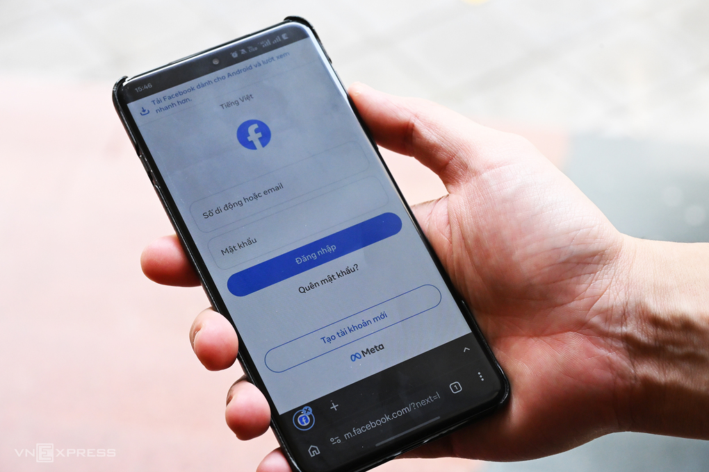 Một người dùng đăng nhập tài khoản mạng xã hội Facebook. Ảnh: Trọng Đạt