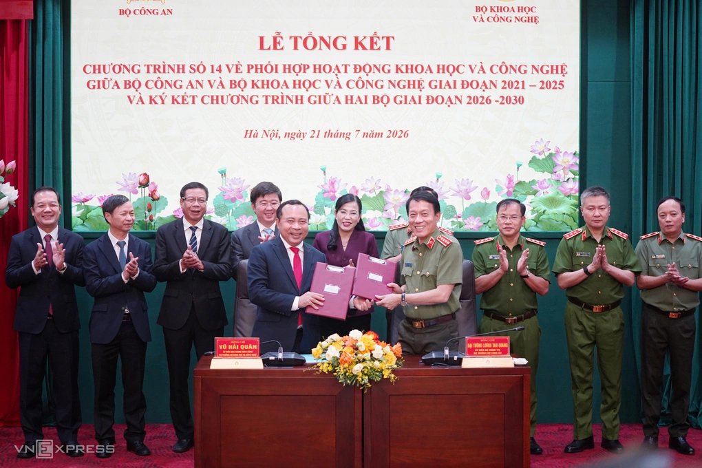 Lễ ký kết chương trình giữa Bộ Khoa học và Công nghệ và Bộ Công an, với sự chứng kiến của Chủ nhiệm Ủy ban Khoa học, Công nghệ và Môi trường của Quốc hội Nguyễn Thanh Hải (ở giữa), ngày 21/7/2026. Ảnh: Lưu Quý