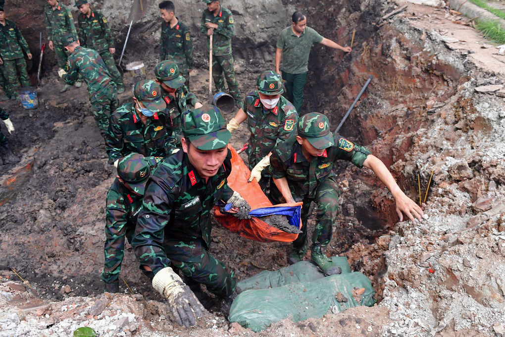 Bút máy, nhẫn vàng, thắt lưng, dép cao su... cùng 49 hài cốt được tìm thấy sau một tuần khai quật ở công viên Lê Thị Riêng. Ảnh: Thanh Tùng