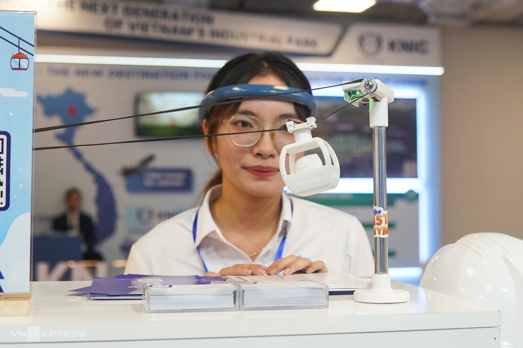Thiết bị đeo đầu của Brain-Life được trình diễn tại Triển lãm Đổi mới sáng tạo VIIE 2025, tháng 10/2025. Ảnh: Lưu Quý