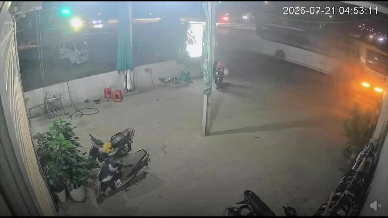 Camera an ninh ghi lại khoảnh khắc hai xe khách va chạm, lúc 4h50 ngày 21/7. Video: Người dân cung cấp