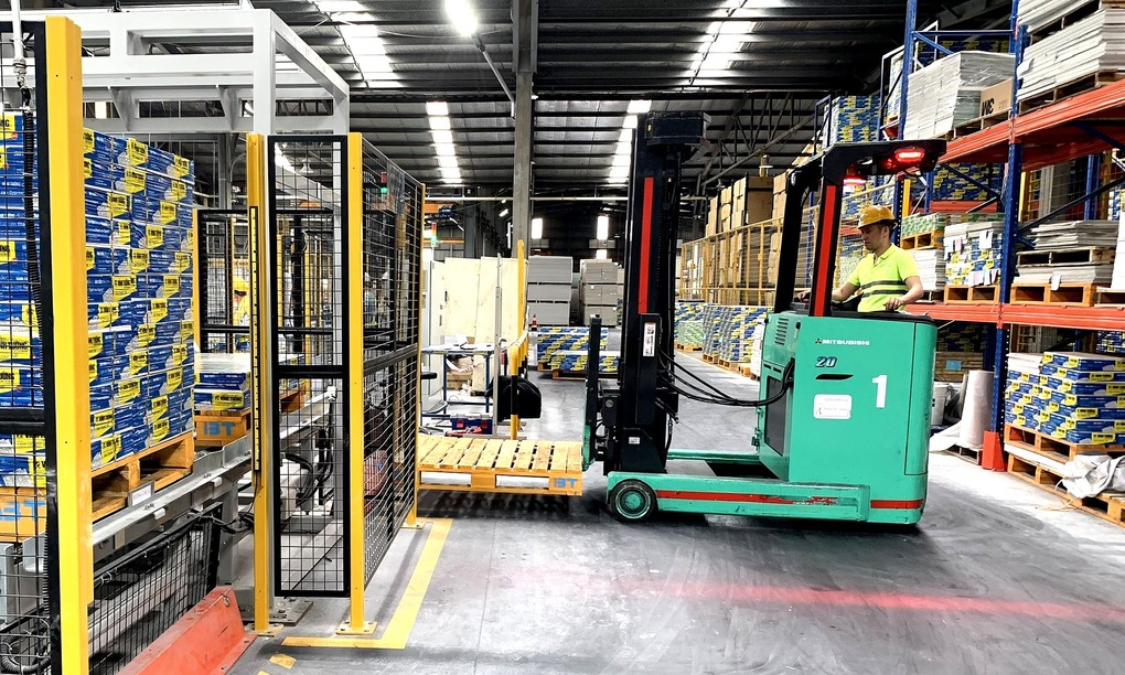 Xe nâng điện trong nhà máy Weber Miền Bắc tại Hưng Yên . Ảnh: Saint-Gobain