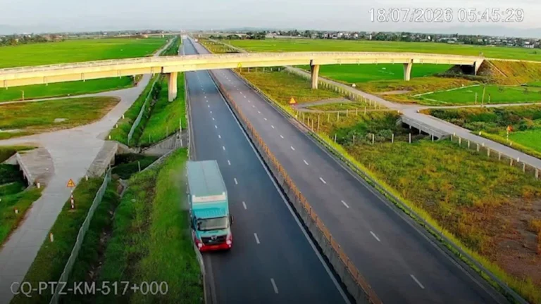 Xe tải lật trên cao tốc Hàm Nghi – Vũng Áng, một người chết