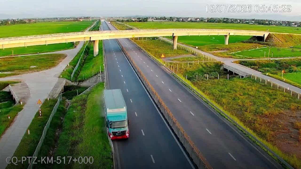 Xe tải lật trên cao tốc Hàm Nghi – Vũng Áng, một người chết