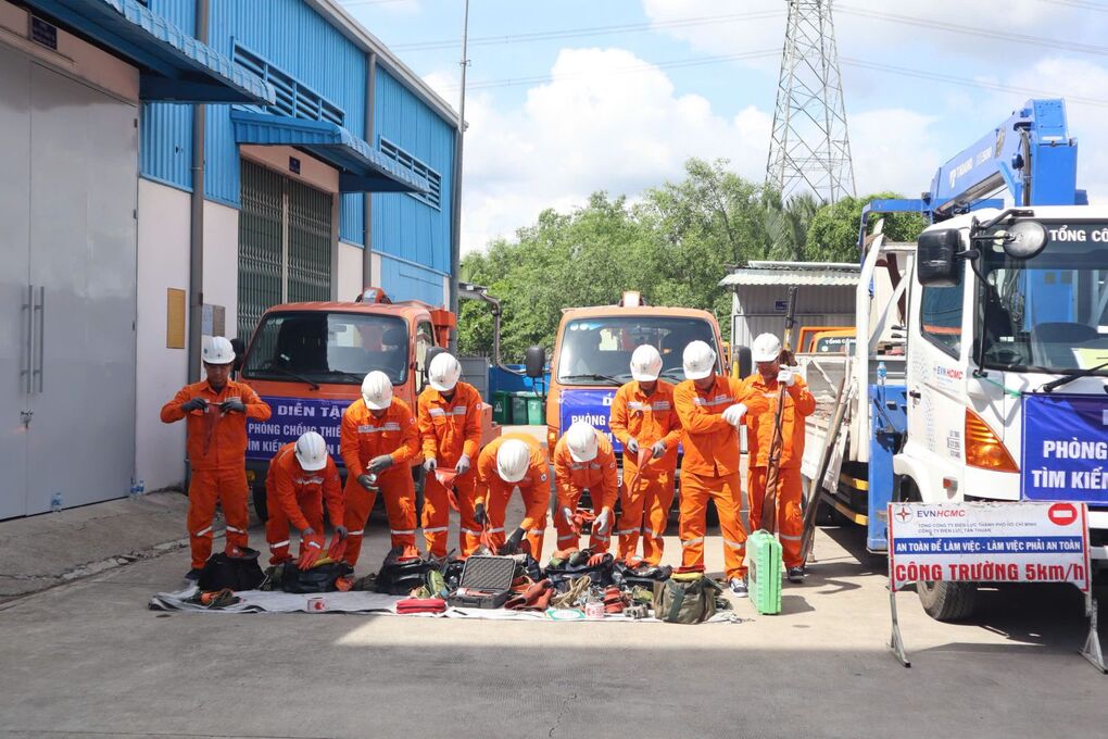 Lực lượng nhân sự diễn tập của Công ty Điện lực Tân Thuận. Ảnh: EVNHCMC