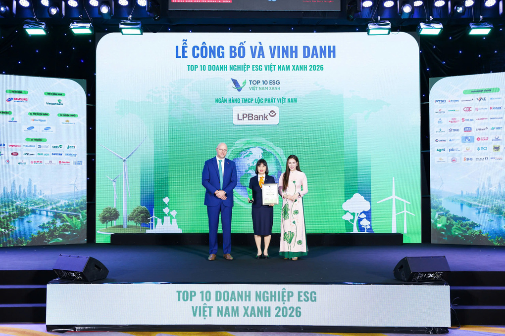 Bà Nguyễn Ánh Vân, Phó tổng giám đốc LPBank (ở giữa) đại diện nhận giải thưởng Top 10 Ngân hàng ESG Việt Nam xanh 2026 do Viet Research phối hợp cùng báo Tài chính - Đầu tư tổ chức. Ảnh: LPBank