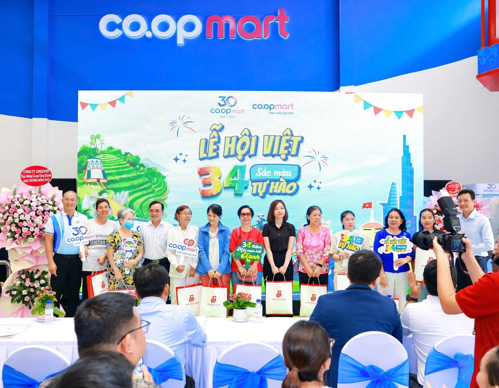 Đơn vị tặng nhiều phần quà cho khách hàng. Ảnh: Saigon Co.op