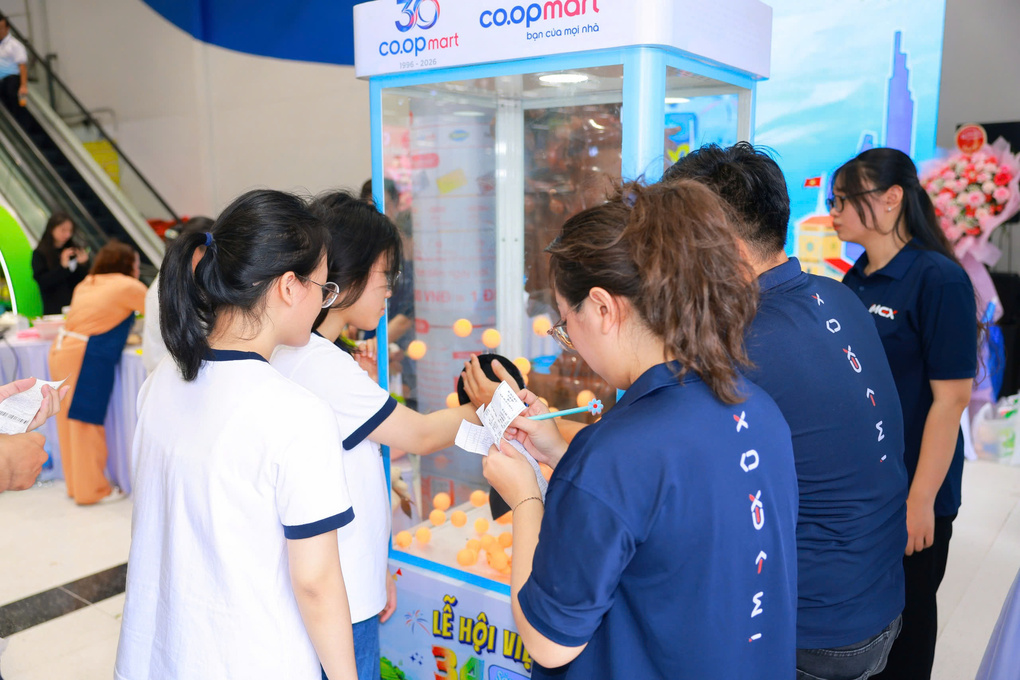 Các hoạt động trải nghiệm thu hút khách hàng, góp phần mang đến không gian mua sắm kết hợp khám phá văn hóa và giải trí. Ảnh: Saigon Co.op