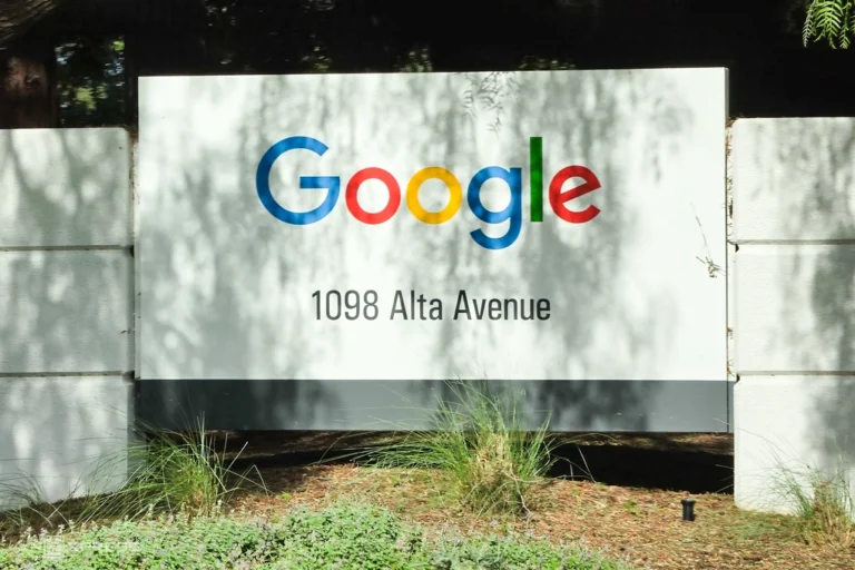 Google 'cải tổ' nhân sự AI, Demis Hassabis rời vị trí CEO DeepMind