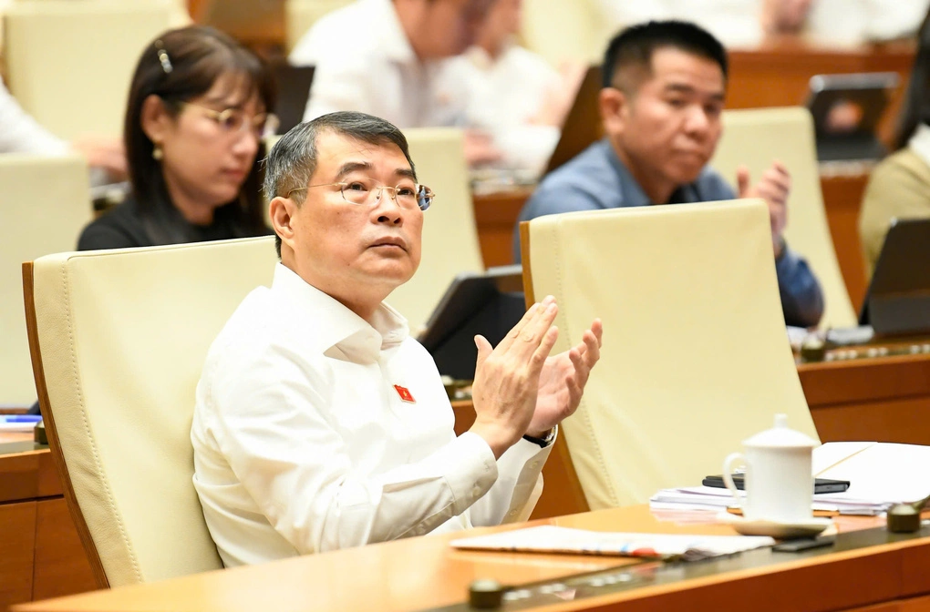Thủ tướng Lê Minh Hưng vỗ tay chúc mừng sau khi luật được Quốc hội thông qua. Ảnh: Hoàng Phong