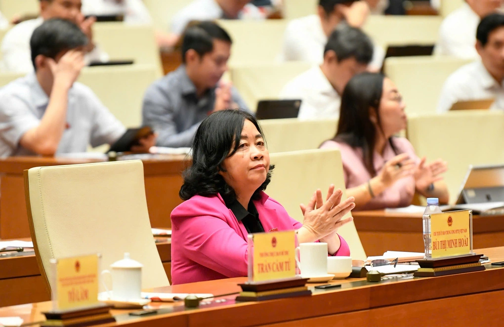 Bà Bùi Thị Minh Hoài, Chủ tịch Ủy ban Trung ương Mặt trận Tổ quốc Việt Nam, và các đại biểu tại hội trường Diên Hồng, Nhà Quốc hội. Ảnh: Hoàng Phong
