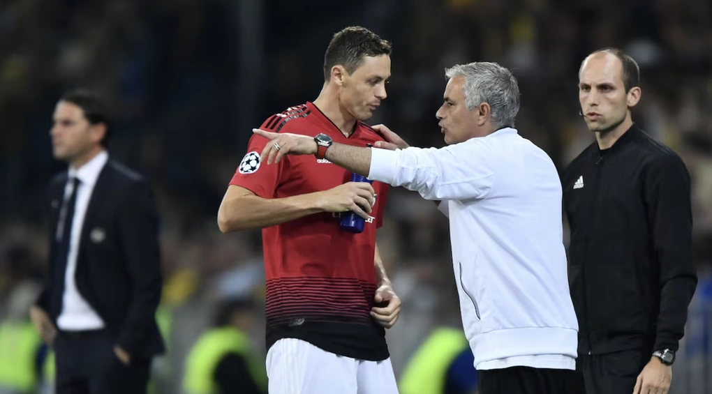 Jose Mourinho trao đổi với tiền vệ Nemanja Matic trong trận Man Utd gặp Young Boys ở vòng bảng Champions League trên sân Stade de Suisse, Bern, Thụy Sĩ ngày 19/9/2018. Ảnh: AFP