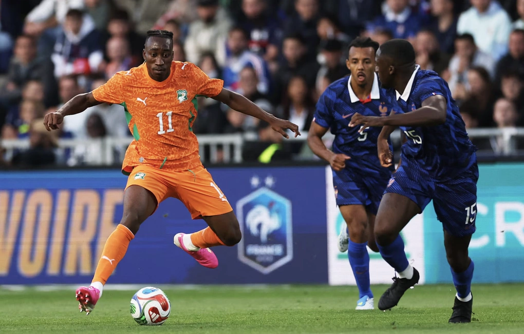 Yan Diomande (trái) đi bóng trong trận giao hữu giữa Bờ Biển Ngà và Pháp tại Stade de la Beaujoire, Louis Fonteneau, Nantes, Pháp ngày 4/6/2026. Ảnh: Reuters