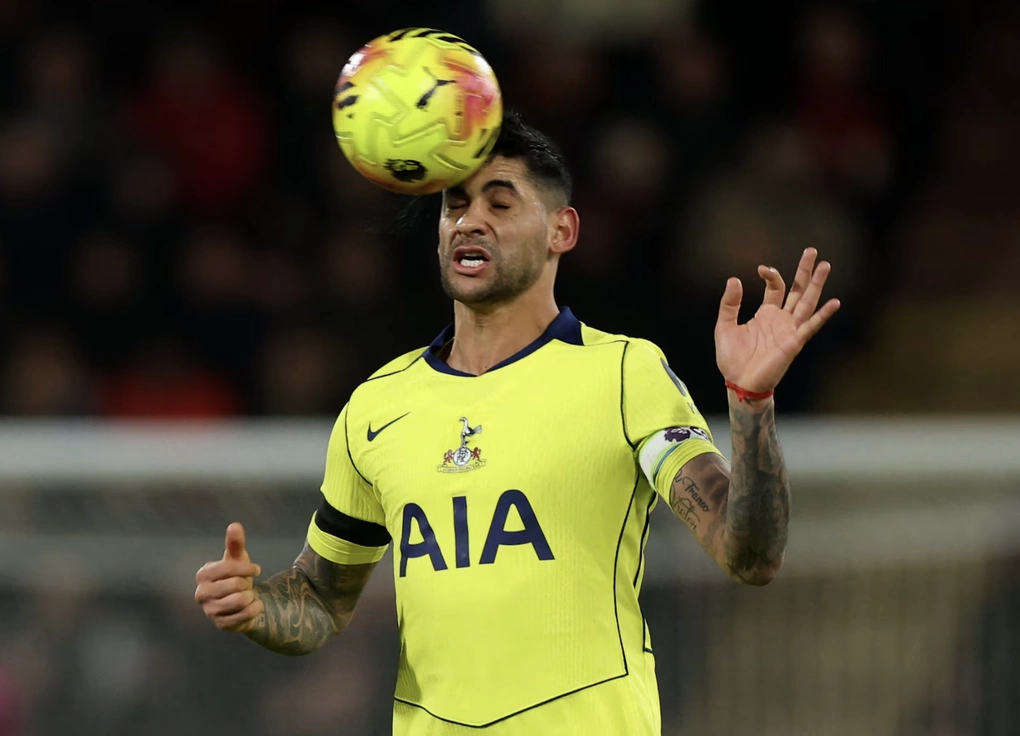 Cristian Romero đánh đầu trong trận Tottenham gặp Bournemouth tại Ngoại hạng Anh trên sân Vitality, Bournemouth, Anh ngày 7/1/2026. Ảnh: Reuters
