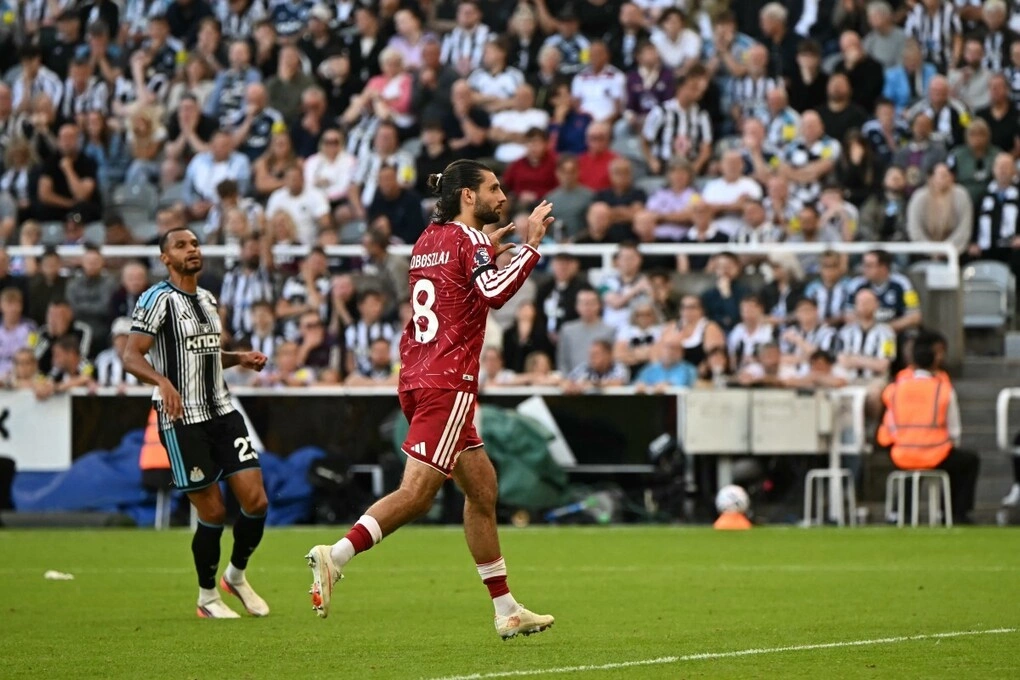 Szoboszlai ăn mừng sau khi ghi bàn gỡ hoà 2-2 cho Liverpool, trong trận đấu với Newcastle trên sân St James Park, Newcastle, Anh ngày 23/8/2026.Ảnh: AFP