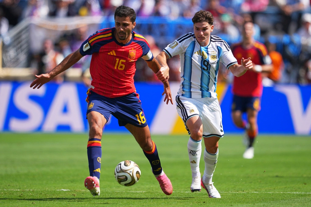 Tiền vệ Tây Ban Nha Rodri (16) kiểm soát bóng trước tiền đạo Argentina Julian Alvarez (9) trong trận chung kết World Cup 2026 trên sân MetLife, New Jersey, Mỹ ngày 19/7/2026. Ảnh: AP