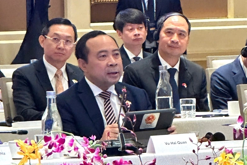 Bộ trưởng Khoa học và Công nghệ Vũ Hải Quân phát biểu tại buổi đối thoại. Ảnh: Tú Quyên