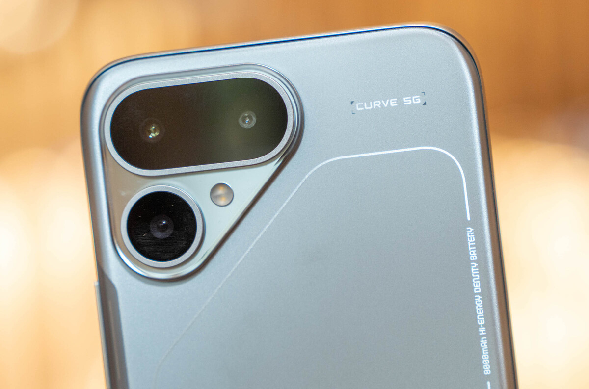 Thông số máy ảnh ở mức cơ bản với camera chính 50 megapixel và phụ 2 megapixel, camera selfie 13 megapixel. Cấu hình này chưa thể so sánh với đối thủ khi Xiaomi và Samsung đều có camera chính 200 megapixel còn Oppo trang bị hệ thống camera trước sau cùng độ phân giải 50 megapixel.