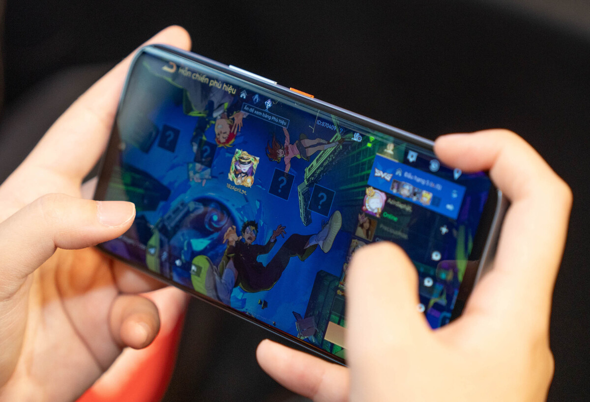 Máy vẫn sử dụng tấm nền AMOLED kích thước 6,78 inch tần số quét 144 Hz, ngang với các smartphone chuyên game. Độ sáng màn hình tăng lên 4.500 so với mức 1.300 nit của thế hệ trước, giúp việc sử dụng ngoài trời nắng dễ dàng hơn. Hệ thống loa hỗ trợ Dolby Atmos có âm lượng lớn, hỗ trợ tốt cho việc chơi game hay xem phim.