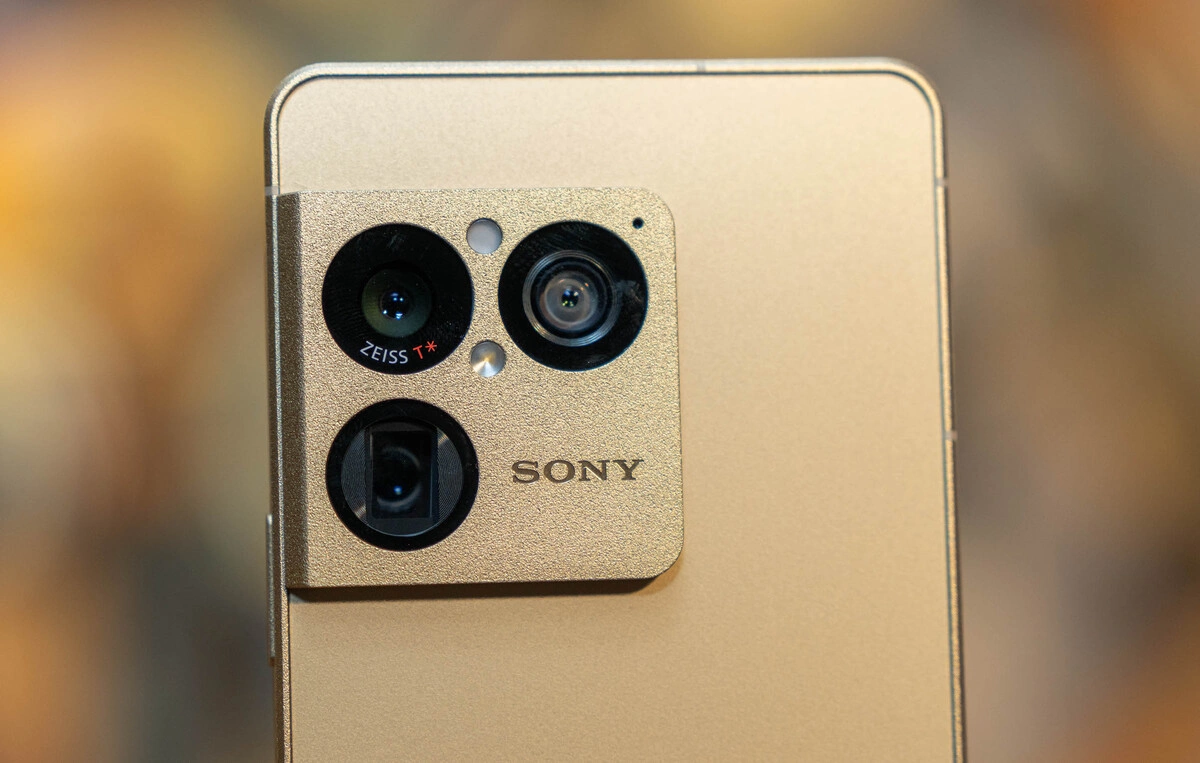 Trên hệ thống ba camera sau, nâng cấp nổi bật là ống kính tele. Sony thay thế ống zoom quang học liên tục trên thế hệ trước bằng ống tiêu cự cố định 70 mm. Hãng cũng nâng cấp cảm biến 48 megapixel của camera tele lên kích thước 1/1.56 inch, lớn hơn gần bốn lần so với trên Xperia 1 VII. Với cảm biến lớn, khả năng chụp thiếu sáng của máy tốt hơn đáng kể, đồng thời cho phép crop ảnh xuống 12 megapixel để tăng hiệu quả zoom, thay cho việc đổi tiêu cự của thế hệ trước. Hai camera còn lại giữ nguyên, với camera chính dùng cảm biến 48 mepixel, kích thước 1/1.35 inch, tiêu cự 24 mm, khẩu độ f/1.9, hỗ trợ chống rung quang học OIS. Camera góc siêu rộng 48 megapixel, kích thước 1/1.56 inch, tiêu cự 16 mm, khẩu độ f/2.0 và camera selfie 12 MP.